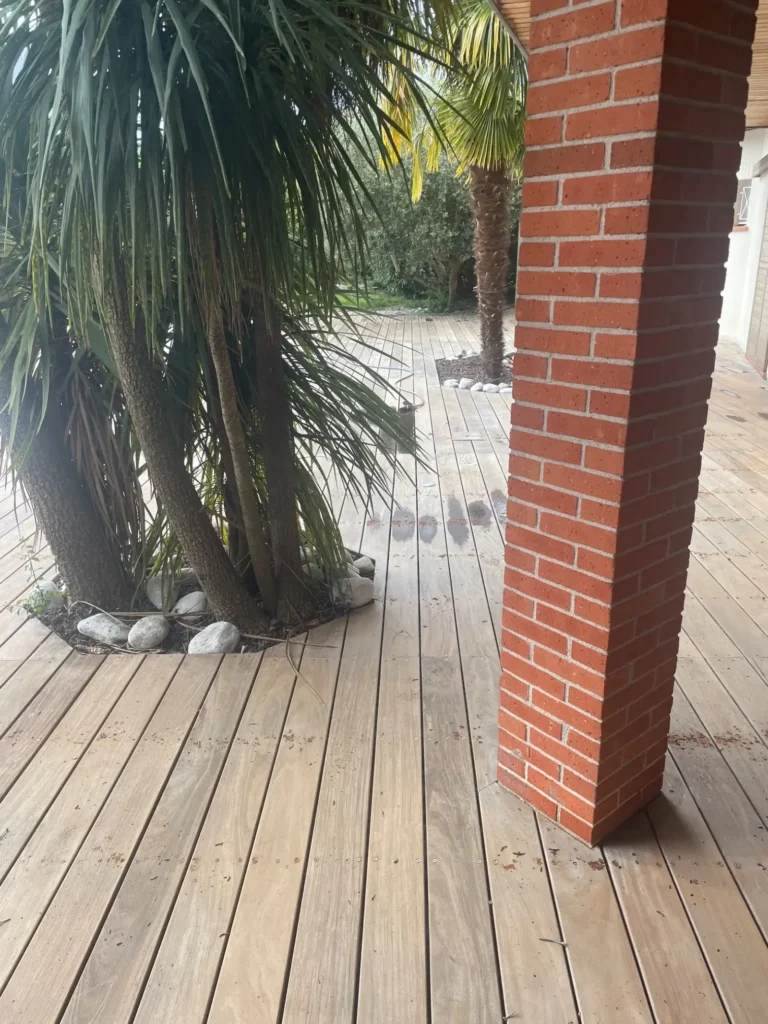 Terrasse en bois après nettoyage professionnel à Toulouse