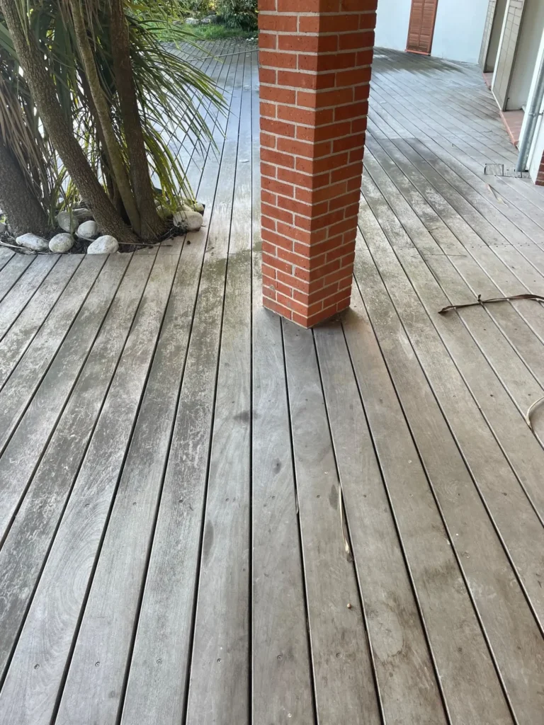 Terrasse en bois avant nettoyage professionnel à Toulouse