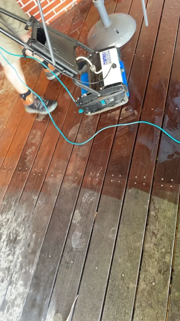 Nettoyage professionnel d’une terrasse en bois à Toulouse